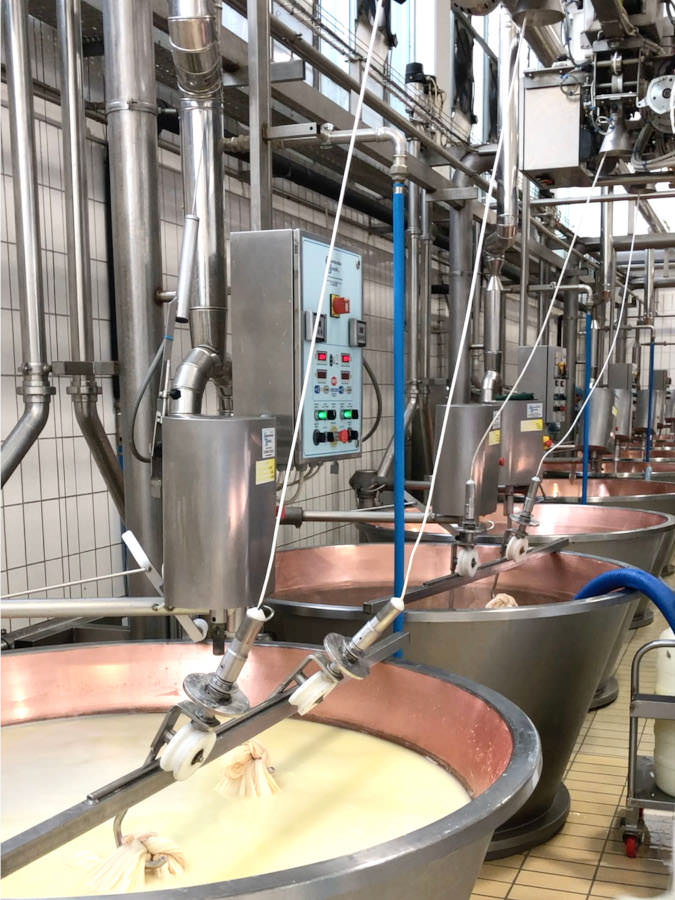 Fase di sollevamento dei fagotti dalla caldaia