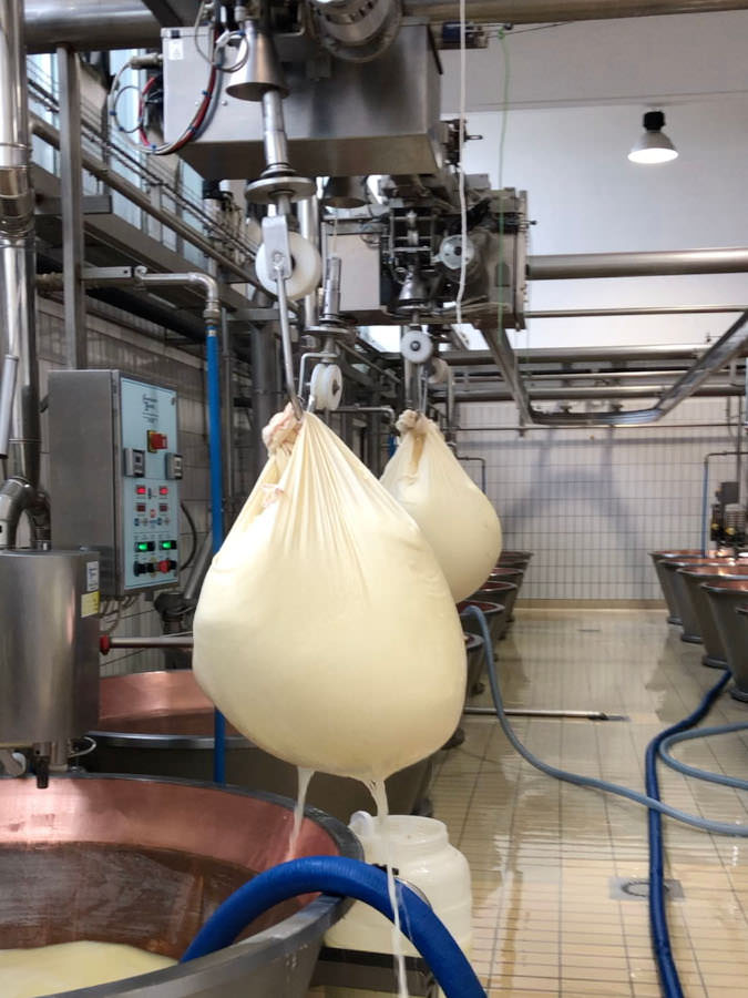 Fase di sollevamento dei fagotti dalla caldaia