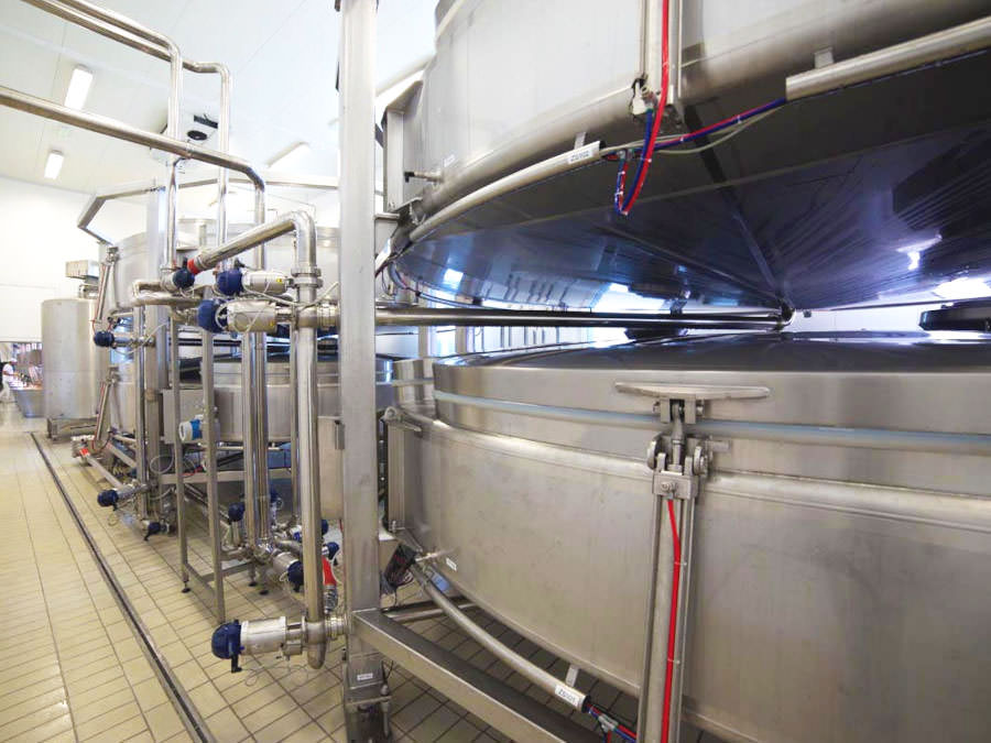 Impianti dotati di celle di carico e misuratori di grasso per automatizzare la spillatura del latte magro